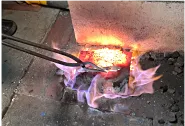 1,箪笥から外した金具を焼いて錆を落とす
